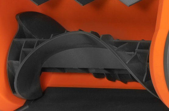 Выдерживает серьезные нагрузки и обеспечивает эффективную и бережную уборку снега до нуля с любого покрытия: асфальт, брусчатка или плитка.