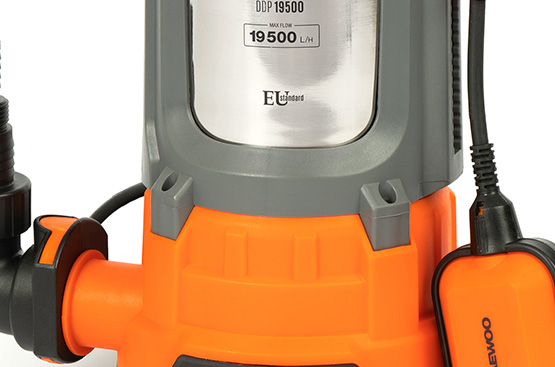 Корпус выполнен из прочного АБС-пластика и нержавеющей стали, что надежно защищает внутренние части насоса при интенсивной эксплуатации.