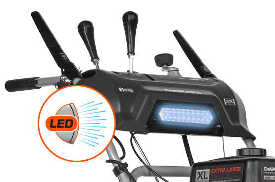 Яркая LED фара обеспечивает освещение рабочей зоны перед снегоуборщиком, помогая работать в темное время суток