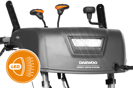 Яркая LED фара обеспечивает освещение рабочей зоны перед снегоуборщиком, помогая работать в темное время суток.
